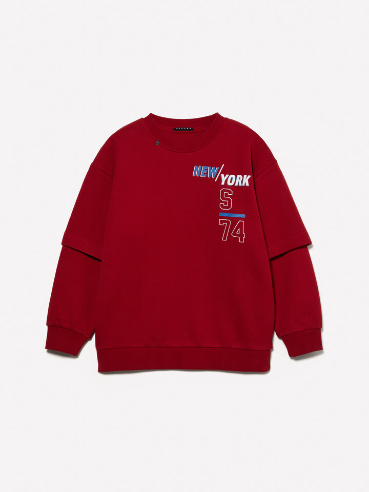 Oversized fit red sweatshirt with embossed print - boys' knitwear - Burgundy | Sisley Young image number 1